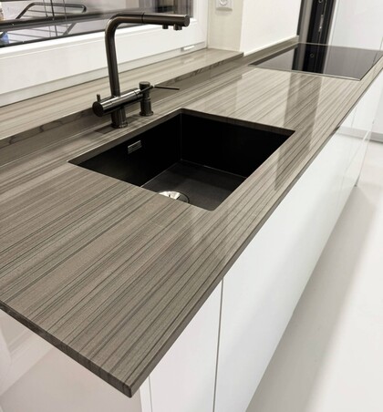 Realizace: Kamenná kuchyňská deska a konferenční stolek ze žuly Grey Veneer