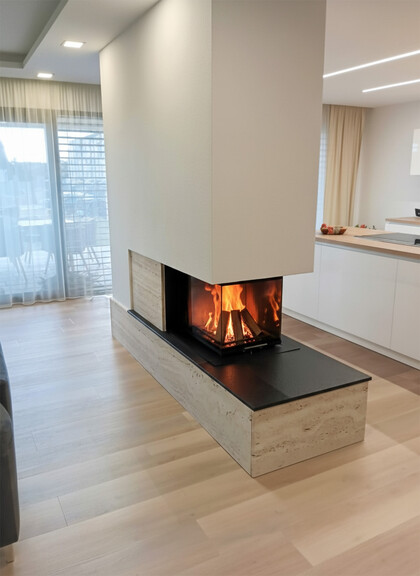 Realizace obkladu krbu a krbové římsy z přírodního kamene Travertino Romano Classico a Nero Assoluto Zimbabwe