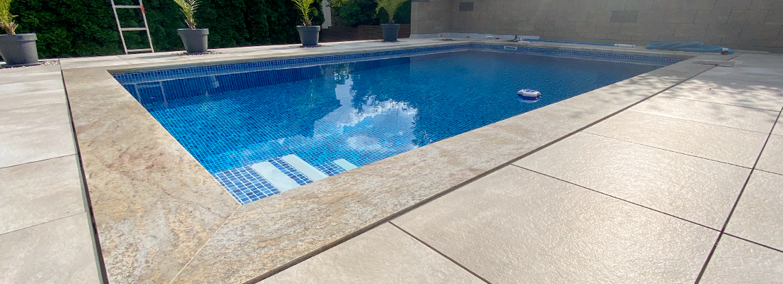 Kamenné dlažby kolem bazénů a bazénové lemy