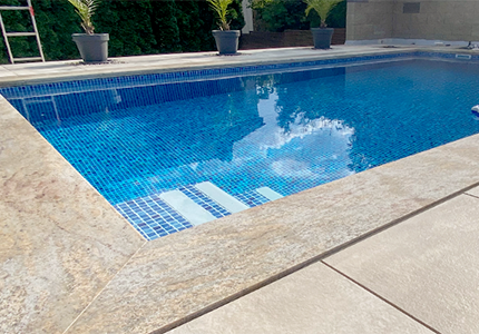 Kamenné dlažby kolem bazénů a bazénové lemy